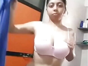 Big Ass Maid Making Her Nude Selfie