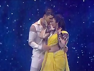 Divyanka Tripathi Navel treat in rain song,Hottest performance ever!