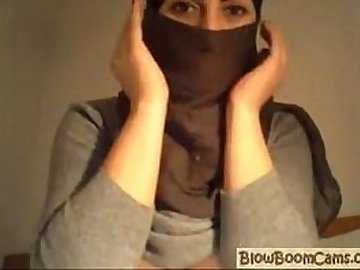 Desi girl hiding face on cam masturbate  blowboomcams.com