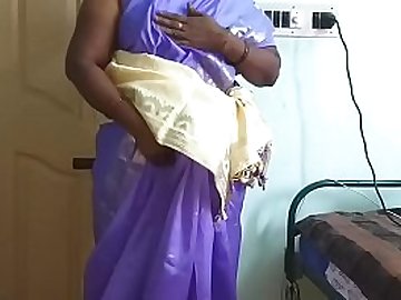 देसी भाभी अपनी साड़ी उठाकर झाटों वाली चूत दिखाती हुई